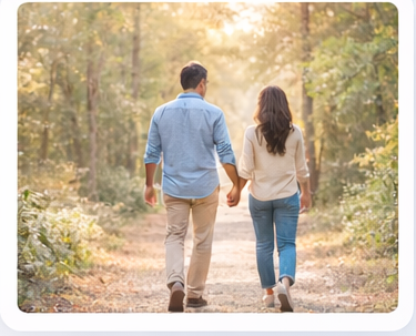 Casal a caminhar de costas